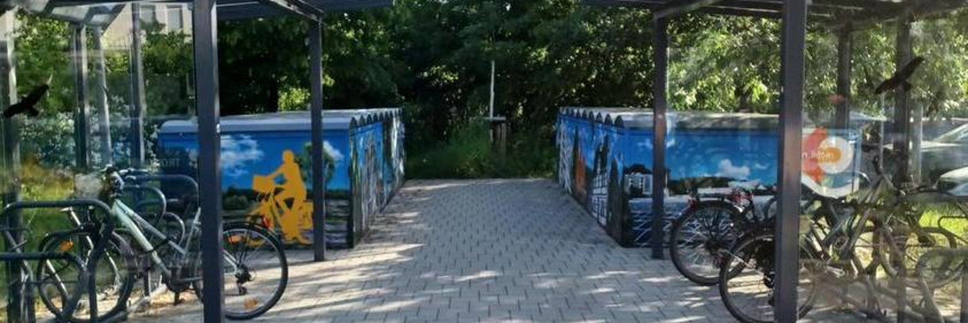 Fahrradboxen mit Kunst von Eugen Schramm