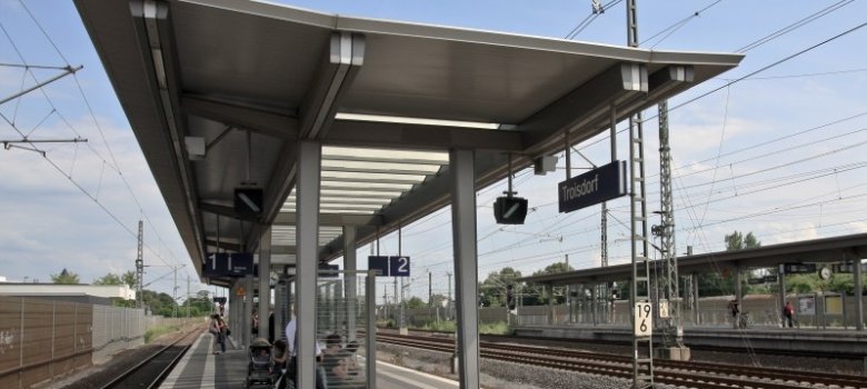 Blick auf Gleis 1 und 2 am Bahnhof Oberlar
