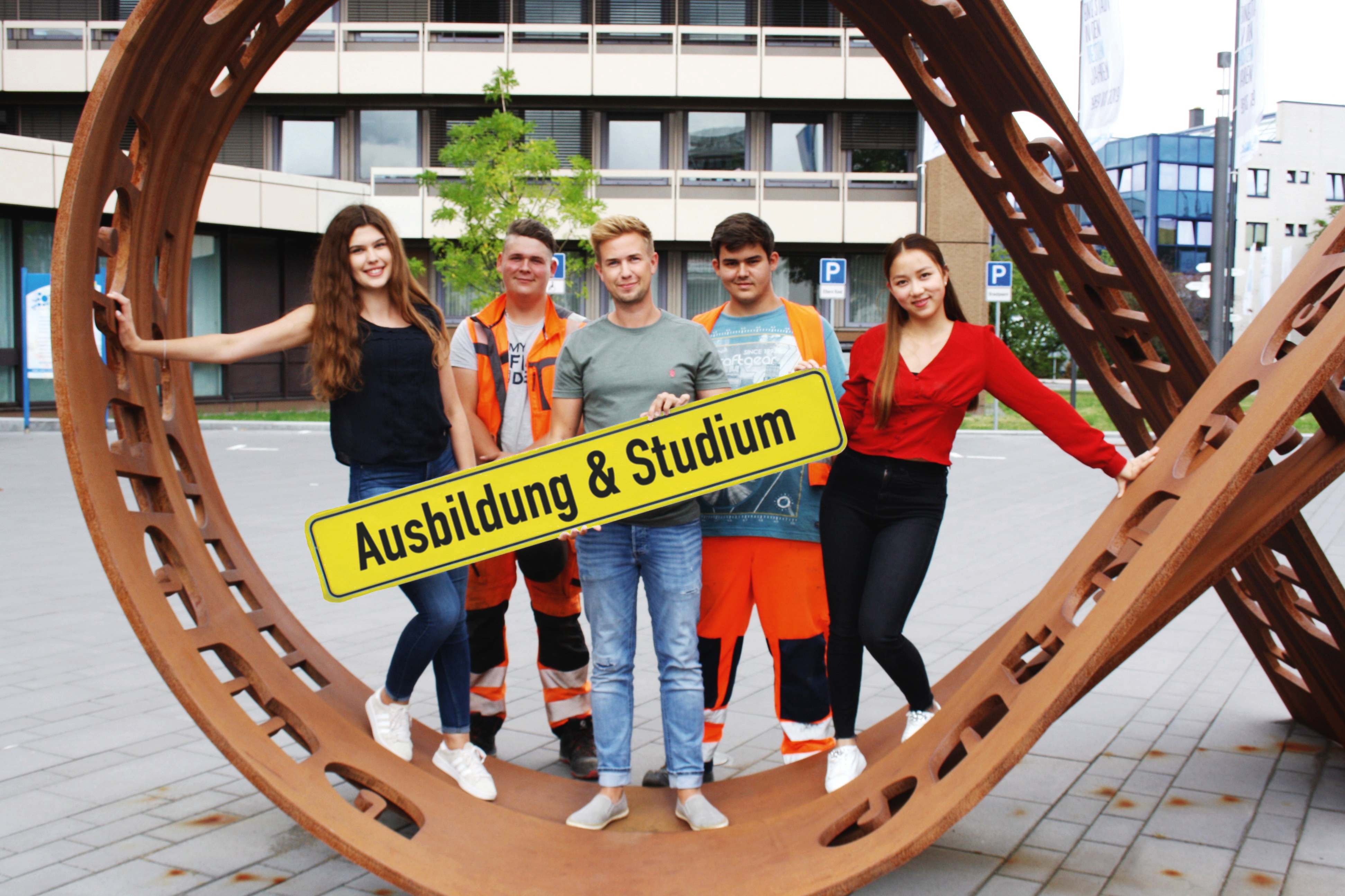 Azubis der Stadt Troisdorf vor dem Rathaus Azubis der Stadt Troisdorf vor dem Rathaus
