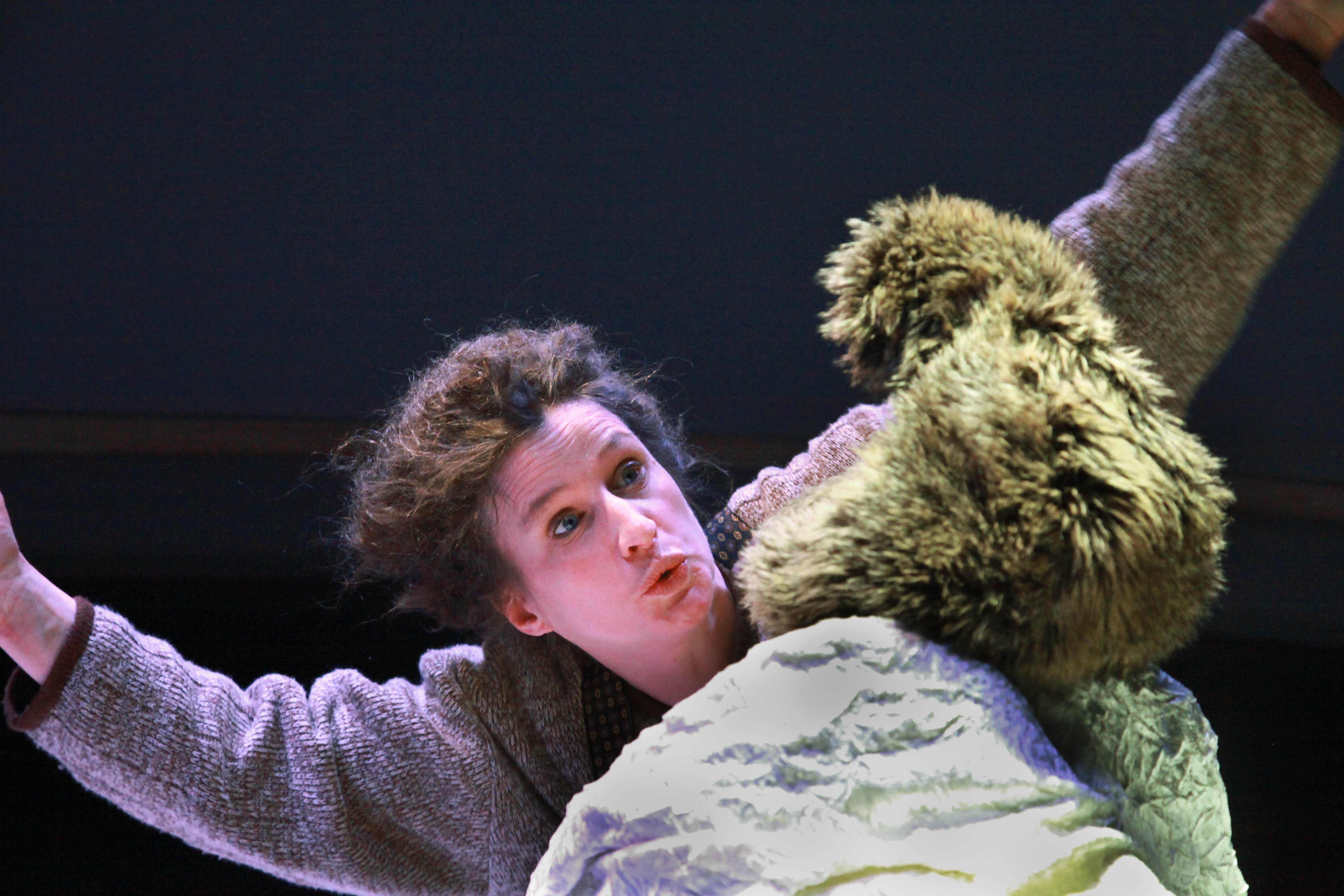 Auf dem Bild ist eine Schauspielerin des Kindertheaters "Murmels Reise" zu sehen.