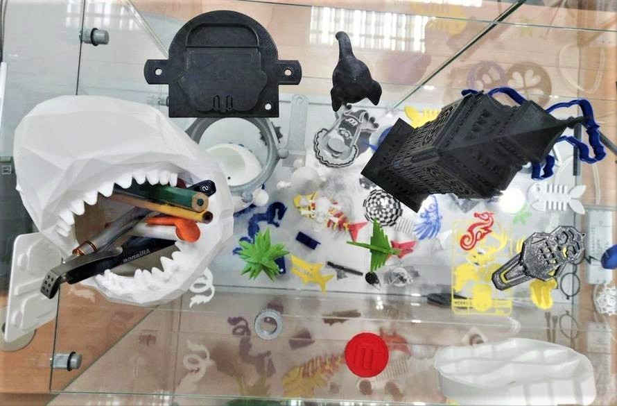 Zu sehen sind 3D gedruckt Figuren und Gegenstände.