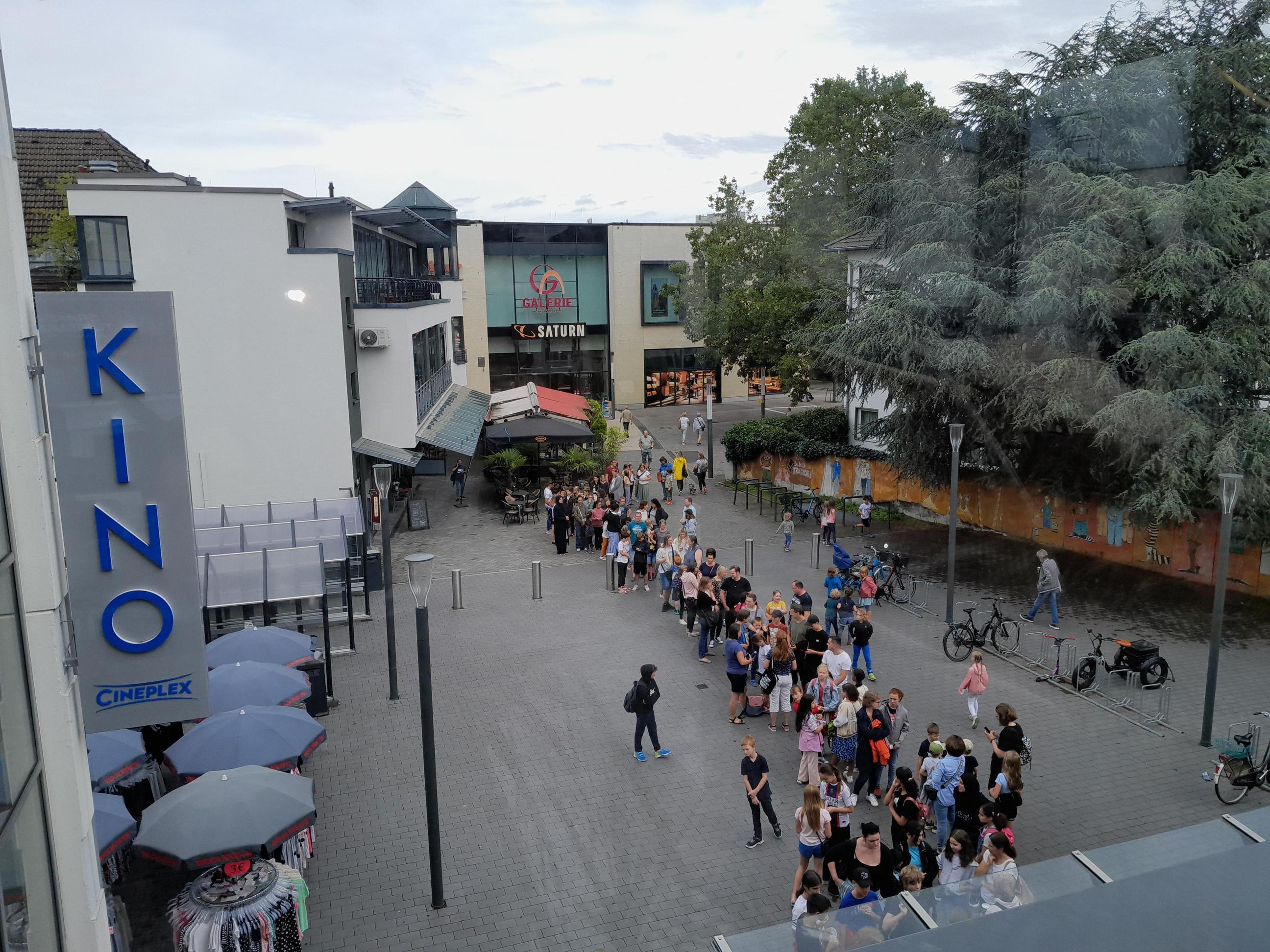 Zu sehen ist eine Luftaufnahme aus dem Cineplex Kino in Troisdorf mit allen Teilnehmenden aus dem Sommerleseclub 2023.