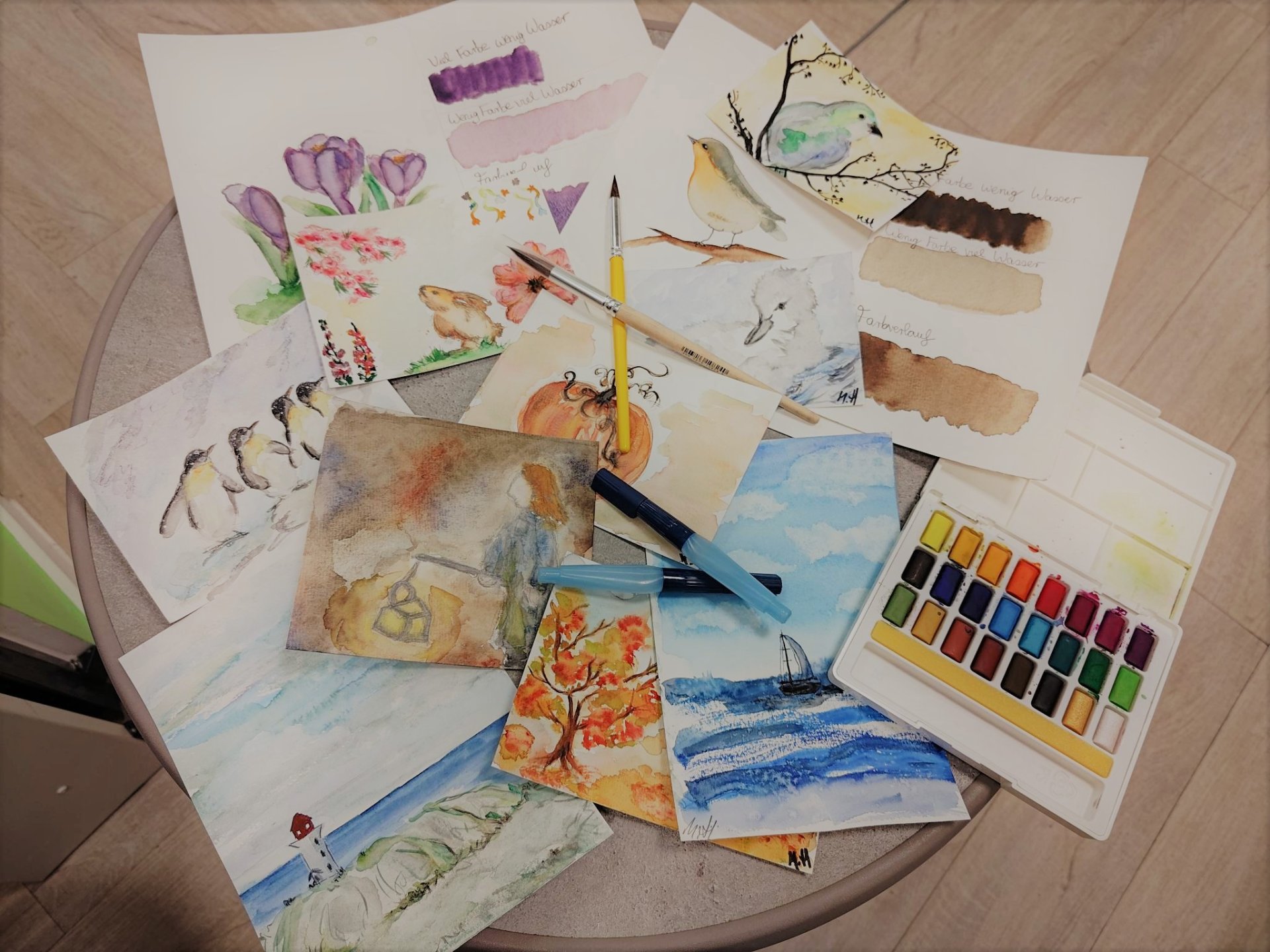 Zu sehen sind verschiedene Bilder die Aquarell gemalt sind.