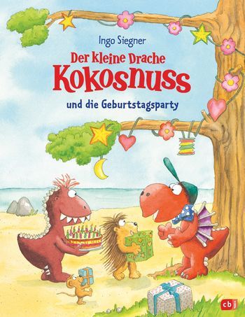 Auf dem Bild sind unter einem mit Girlanden geschmückten Baum drei Tiere zu sehen, die auf den kleinen Drachen Kokosnuss zulaufen. Die Maus und der Igel tragen ein Geschenk, der andere Drache eine Geburtstagstorte.