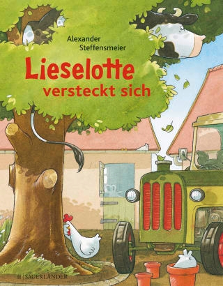 ZU sehen ist ein Bauernhof mit einem Traktor. Im Vordergrund versteckt Lieselotte sich im Baum. Darunter steht ein Huhn das fürs Versteckspielen zählt.