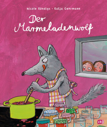 Das Bild zeigt einen Wolf der Marmeladen kocht. Neben Ihm stehen viele Gläser. Im Hintergrund schauen zwei Kinder durch ein Fenster hinein.