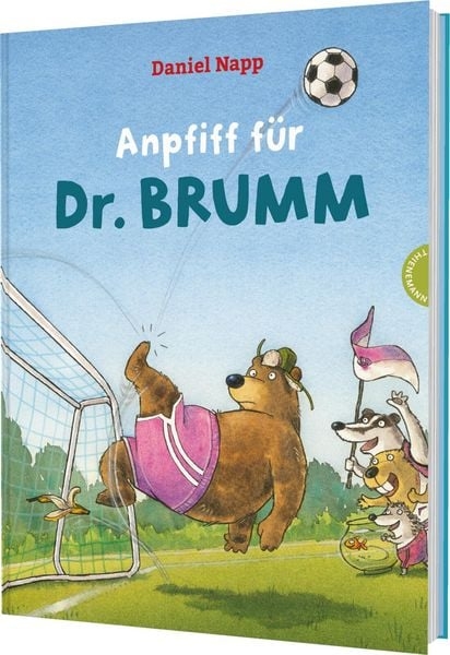 Zu sehen ist das Cover des Bilderbuch mit einem Bären der Fußball spielt und verschiedene Tiere die ihn anfeuern.