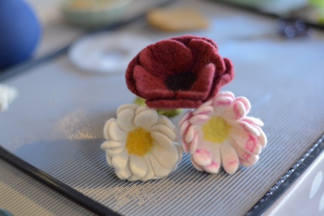 Zu sehen sind drei gefilzte Blüten.