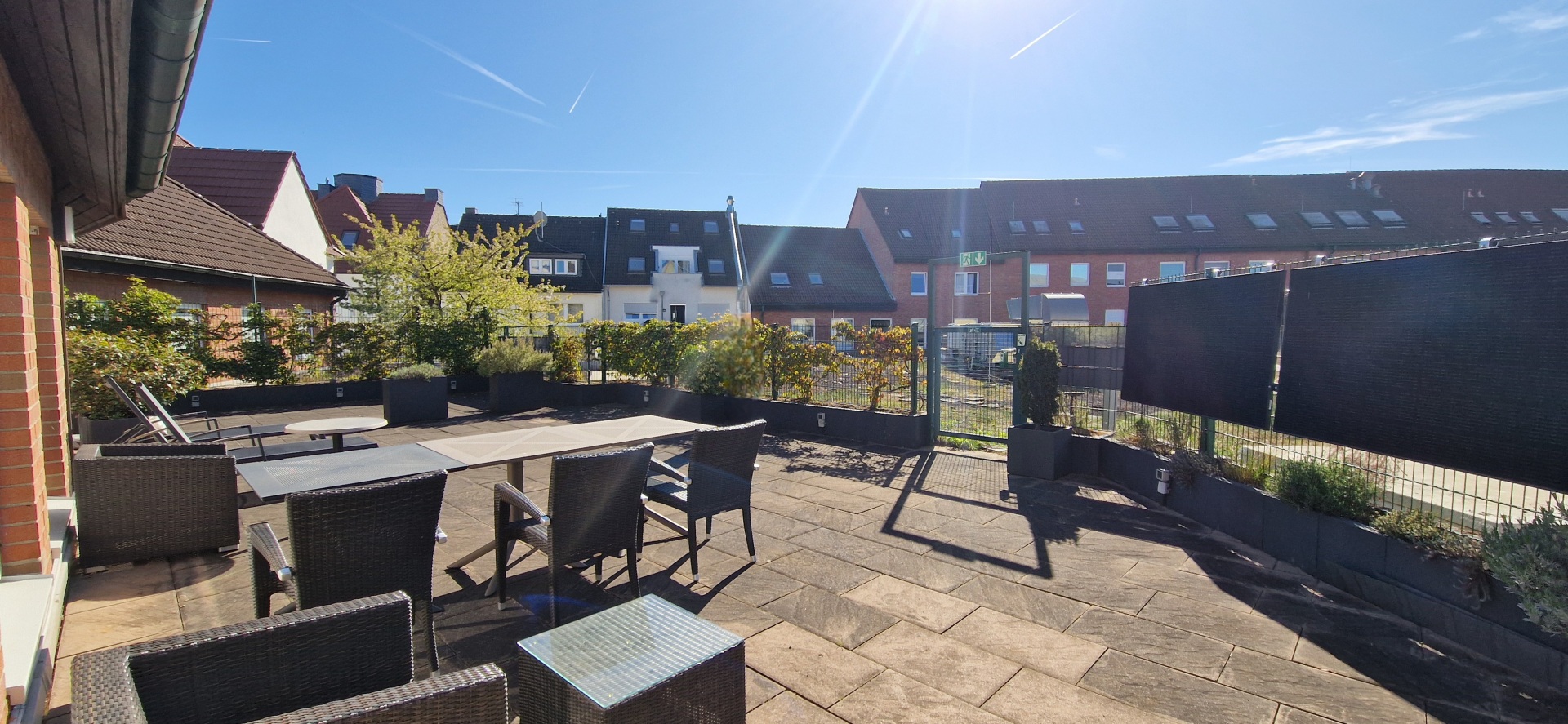 Zu sehen ist die Leseterrasse der Stadtbibliothek Troisdorf