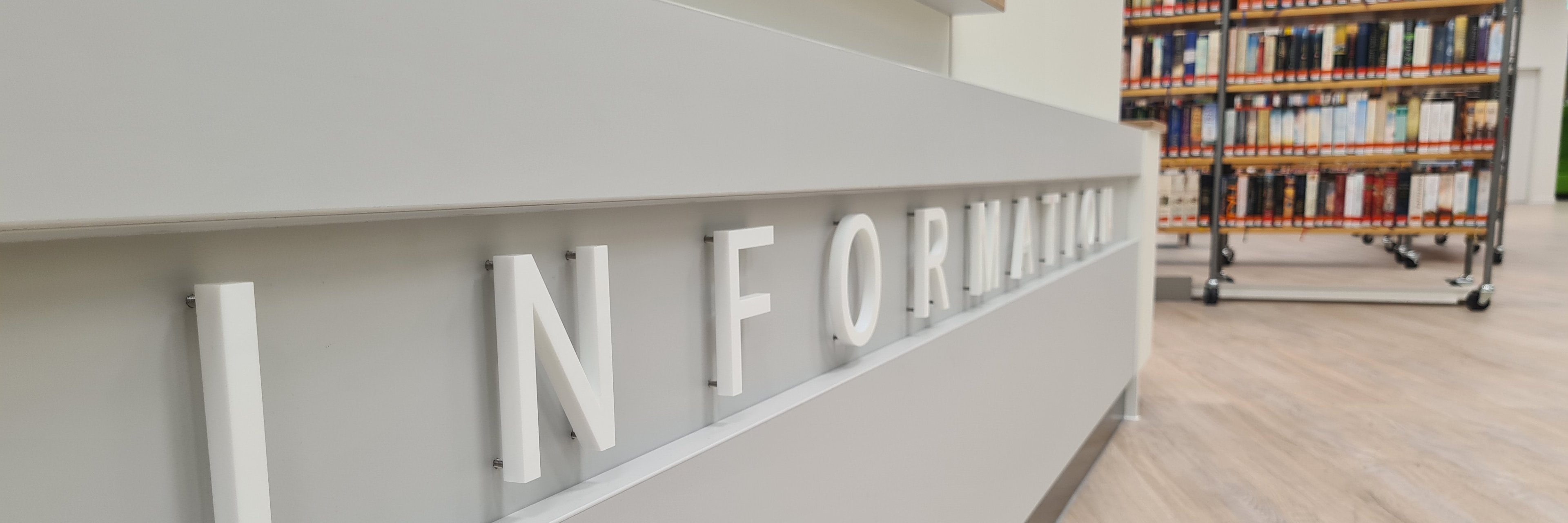 Zu sehen ist die Servicetheke in der Bibliothek im City Center.