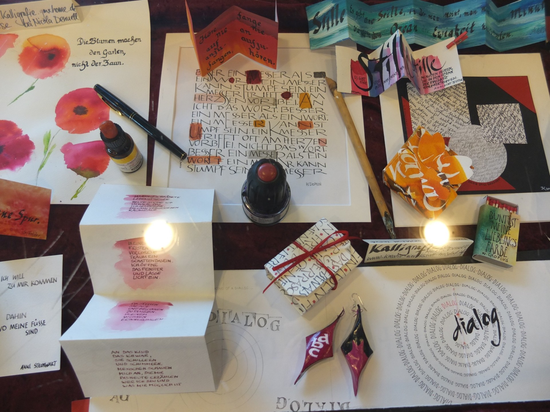 Zu sehen sind verschiedene Karten die mit Kalligraphie gestaltet sind.