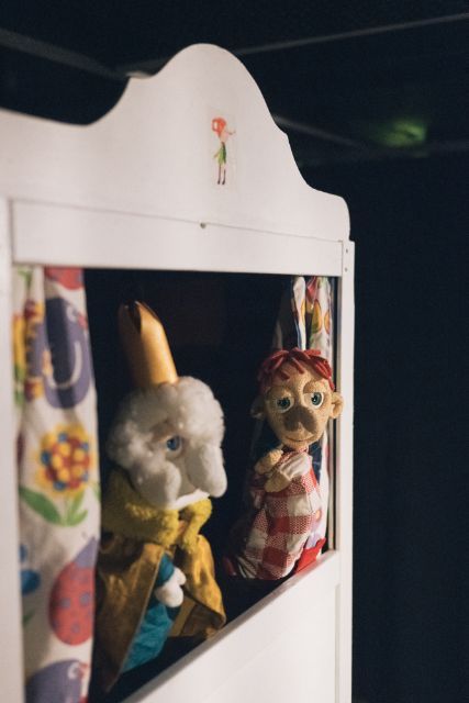 Zu sehen sind zwei Handpuppen vom Kindertheater "luk puppentheater".