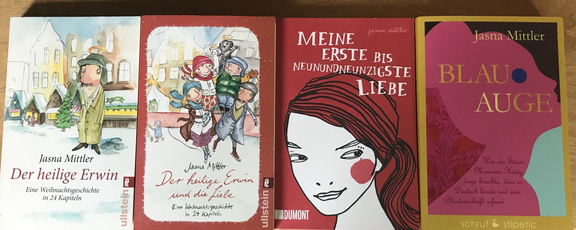 Zu sehen sind vier Bücher der Autorin Jasna Mittler. Sie gibt in den Herbstferien wieder eine Schreibwerkstatt in der Stadtbibliothek.