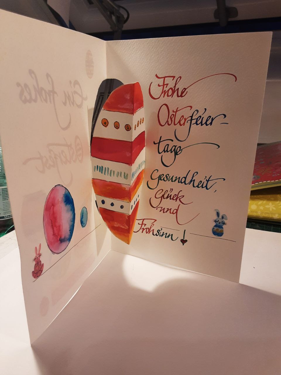 Zu sehen ist eine Osterkarte die im Kalligrafiekurs gestaltet wurde.