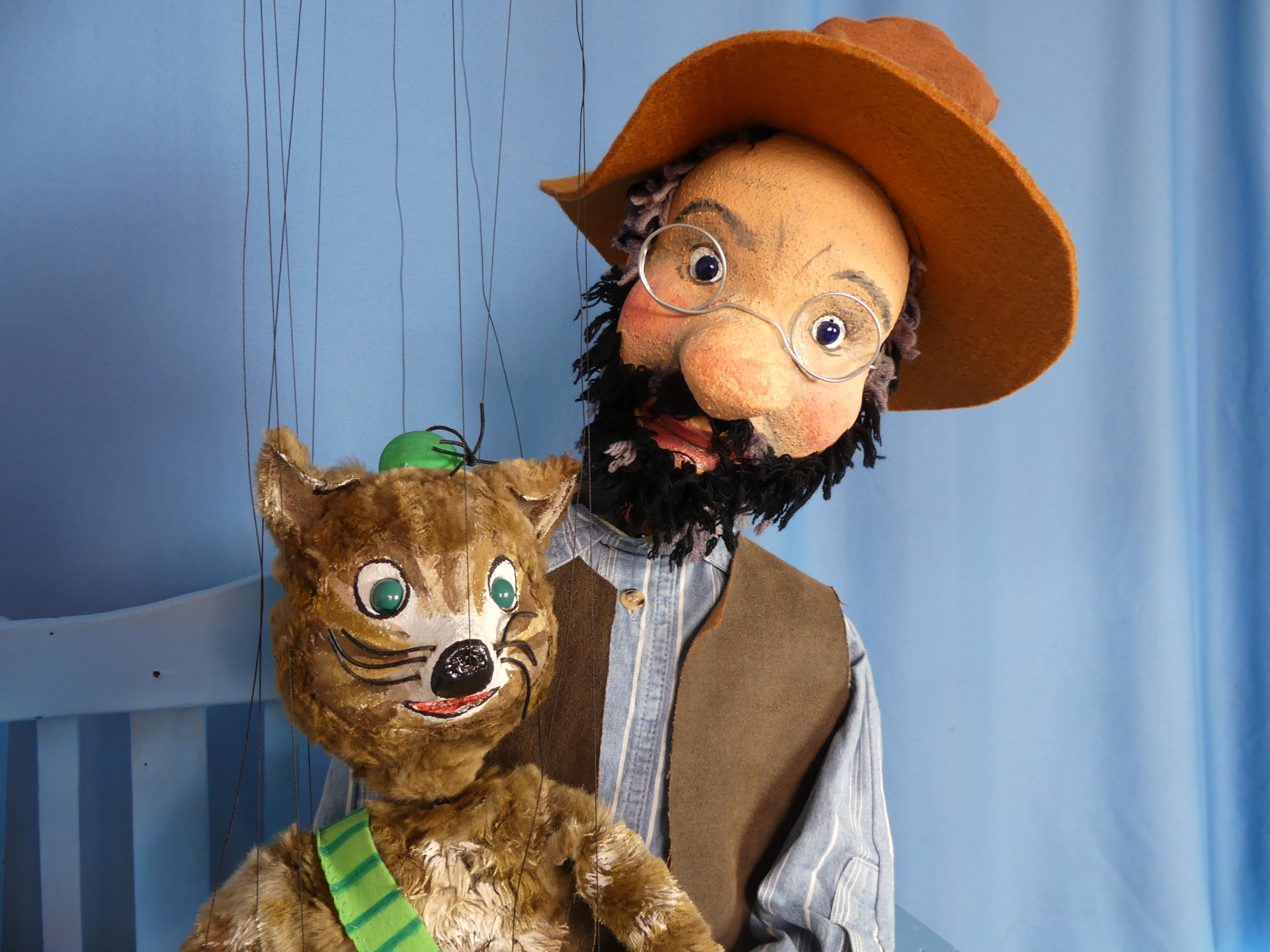 Zu sehen sind zwei Puppenfiguren. Ein alter Mann (Pettersson) und seine Katze (Findus).     Die Puppen spielen im Theaterstück "Armer Pettersson" eine Rolle.