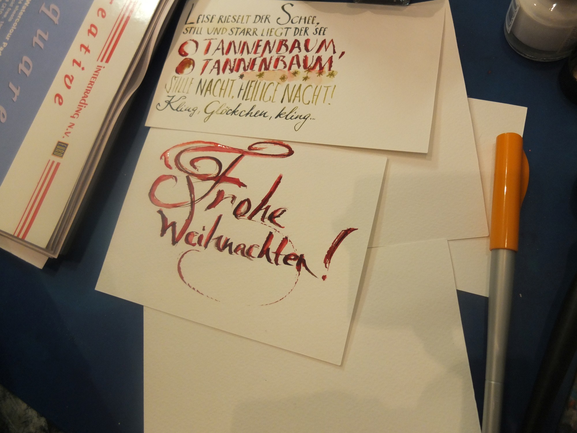 Zu sehen ist eine Weihnachtskarte die im Kalligrafiekurs gestaltet wurde.