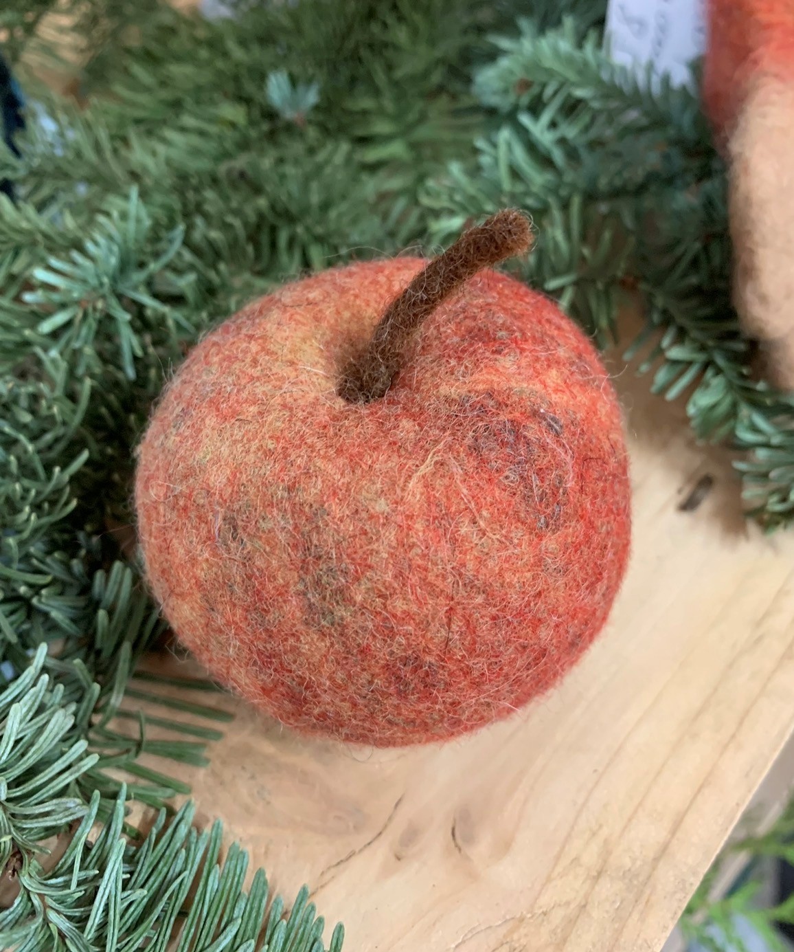 Zu sehen ist ein gefiltzer Apfel.