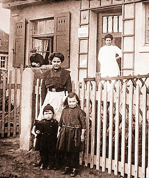 Ackern um 1800 Altes Schwarz-weiß Foto von Frau mit Kindern (?) vor Haus
