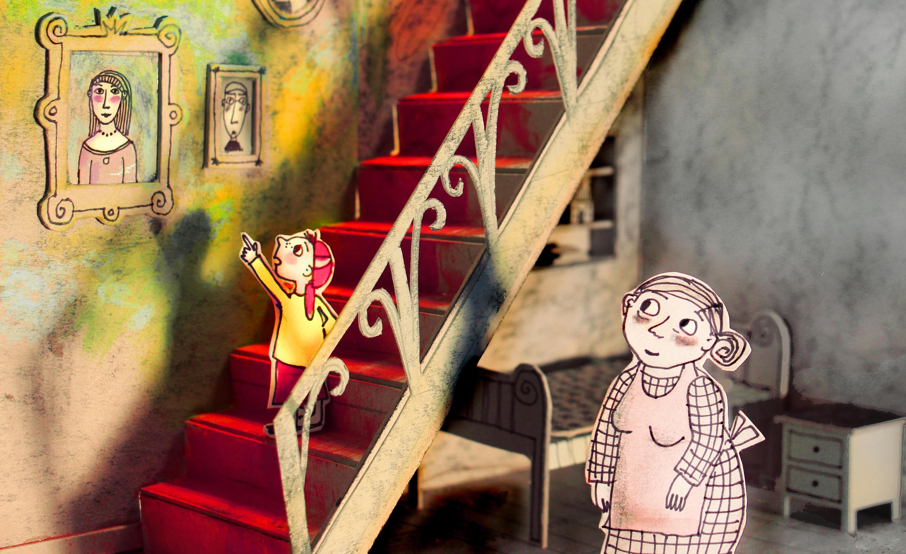 Antje Damm: Der Besuch. Ein kleiner, bunter Junge steht auf einer Treppe und schaut sich die Bilder an. EIie ältere Dame - ganz in Grau - beobachtet ihn dabei.