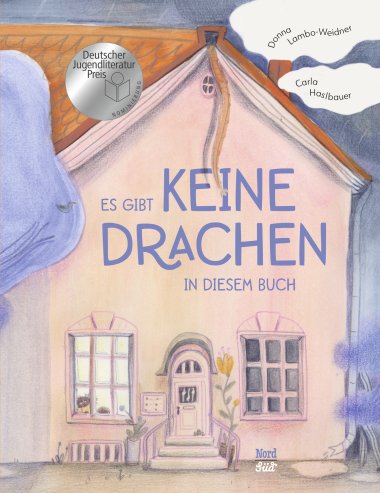 Pastellrosafarbenes Haus unter dessen Dachkante ein Drachenschwanz hervorlugt