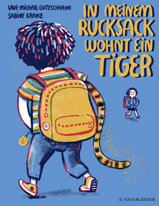 In meinem Rucksack wohnt ein Tiger Rückenansicht eines Jungen mit gelbem Rucksack aus dem ein Tigerschwanz herausschlängelt