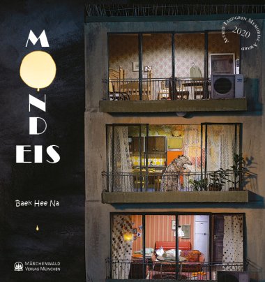 Ein hellerleuchtetes Haus vor dunklem Hintergrund. Durch die Fenster sieht man Wohnungen und Leute