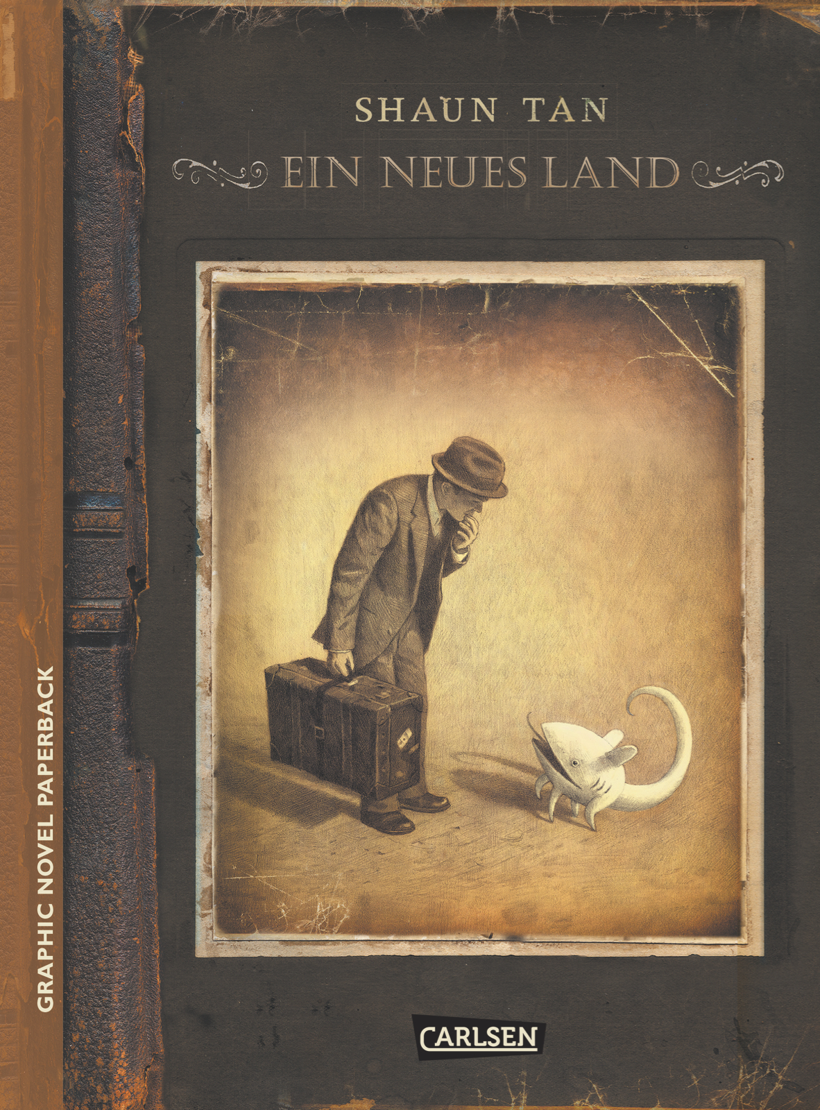 Ein neues Land Buchcover in Sepiatönen mit einem Mann mit Koffer, der ein ihm unbekanntes Phantasietier betrachtet.