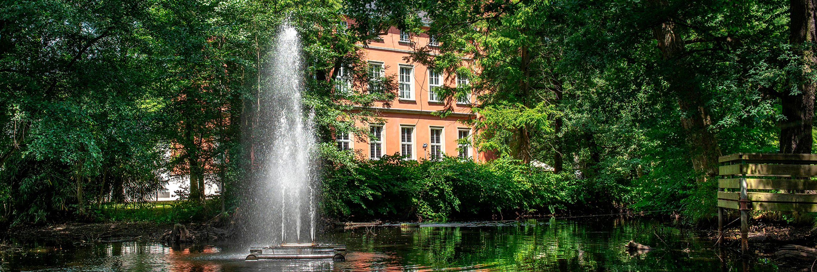 Burg Wissem mit Fontäne im Burggraben