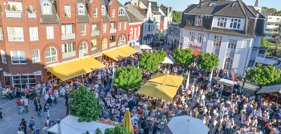 Fischerplatz von oben mit Menschen beim Abendmarkt