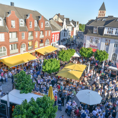 Fischerplatz von oben mit Menschen beim Abendmarkt