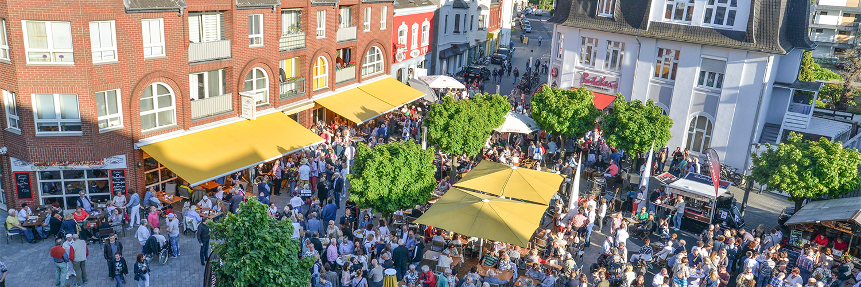 Fischerplatz von oben mit Menschen beim Abendmarkt Fischerplatz von oben mit Menschen beim Abendmarkt