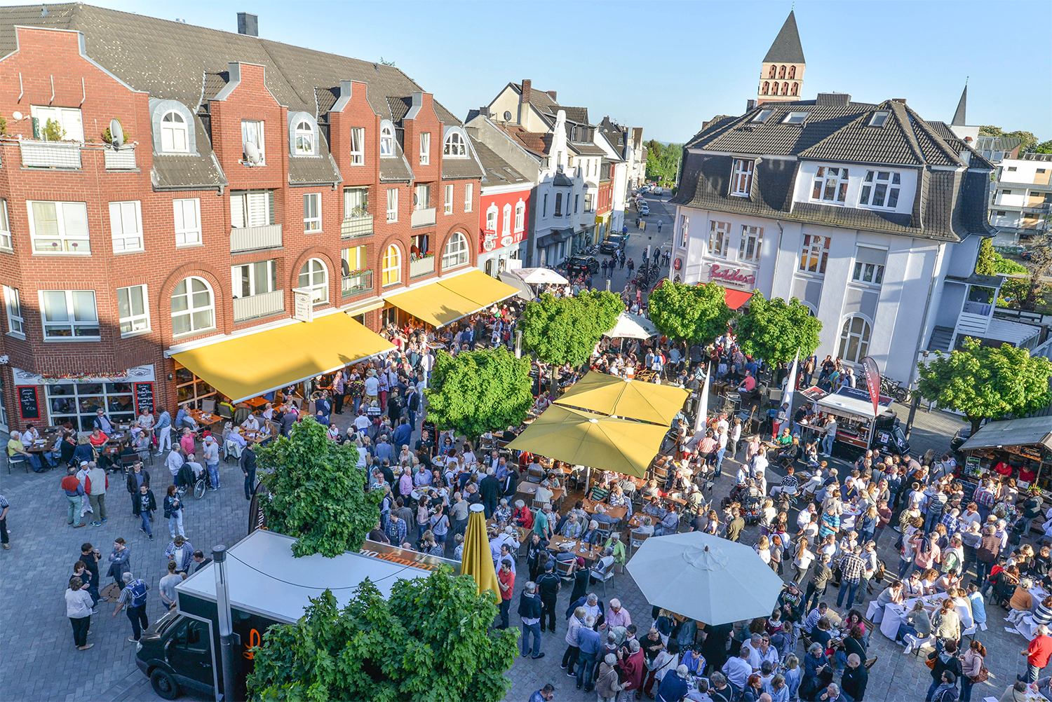 Fischerplatz von oben mit Menschen beim Abendmarkt