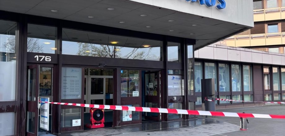 Absperrband vorm Troisdorfer Rathaus