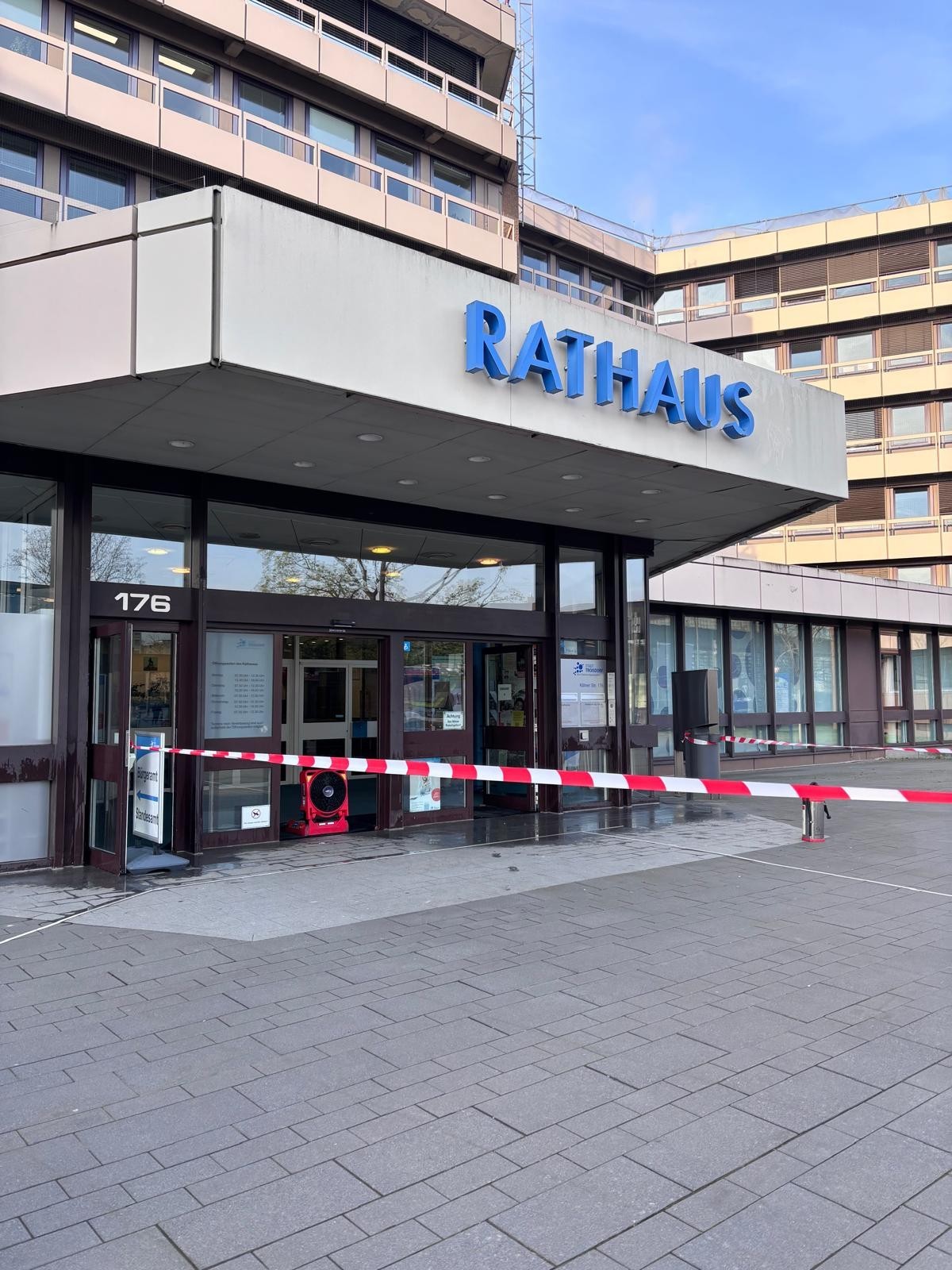 Absperrband vorm Troisdorfer Rathaus