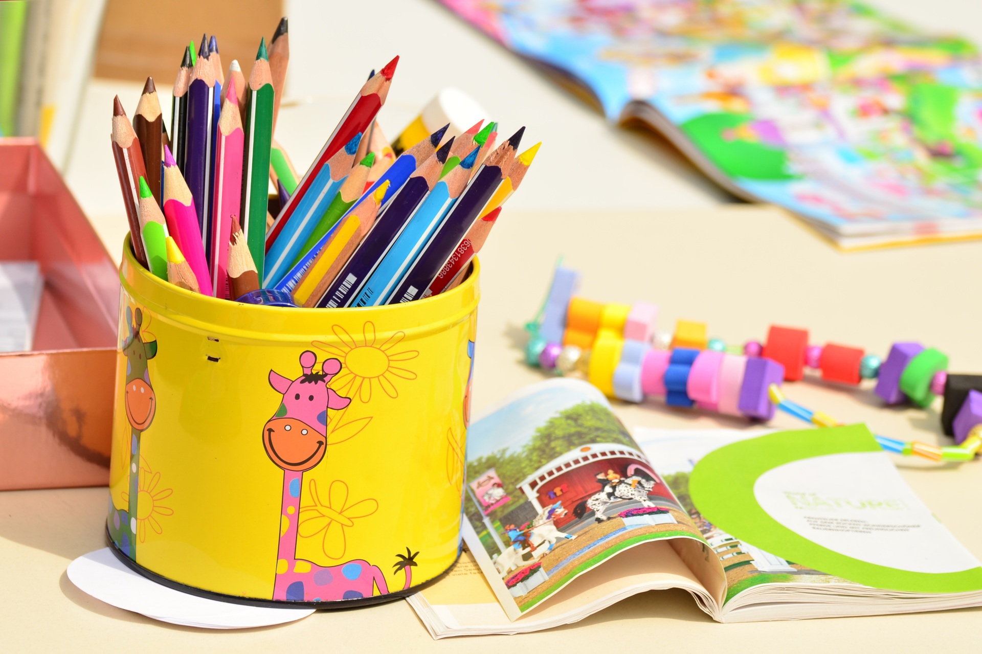 Buntstifte in einer gelben Dose, Kindergartentisch