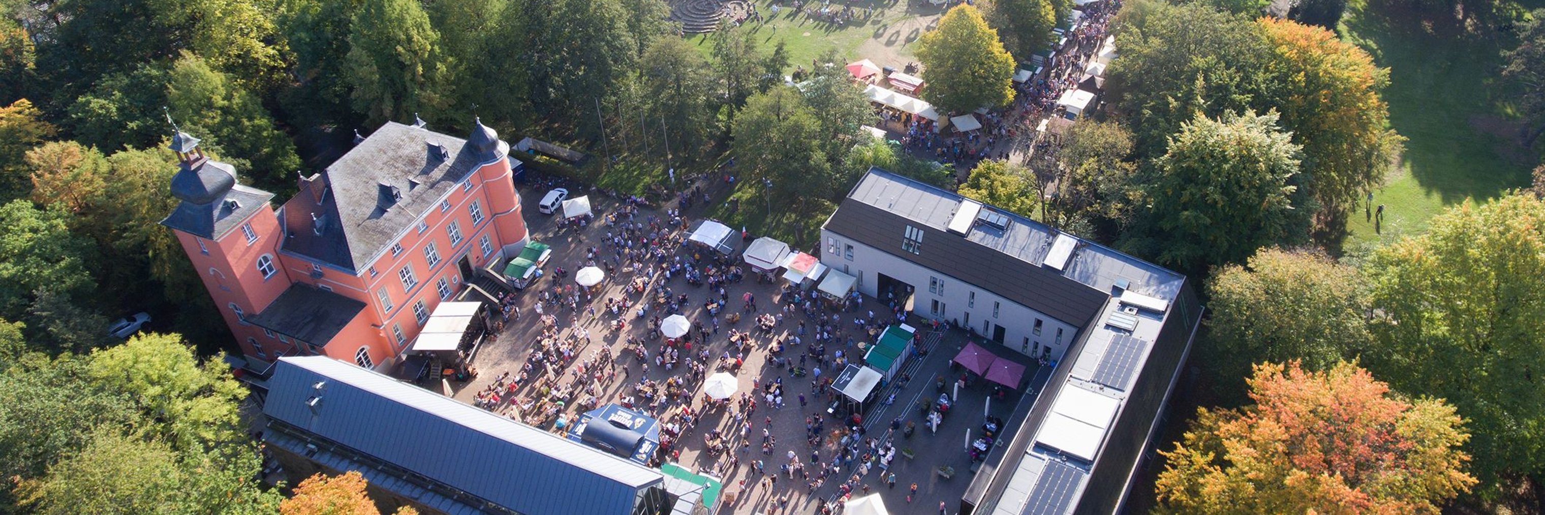 Burg Wissem Burghof bei Fest mit Menschen Burg Wissem Burghof bei Fest mit Menschen