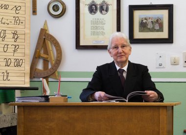 Studiendirektor i.R. Joachim Schmidt im historischen Klassenzimmer 