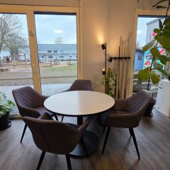 Offener Bereich mit Sitzmöglichkeiten, Billard, Kicker, Theke, Spiele und Basteln