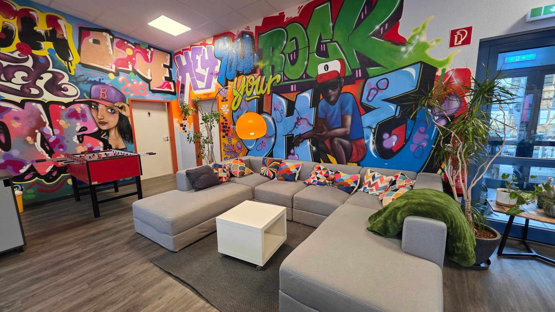 Offener Bereich mit Sitzmöglichkeiten, Billard, Kicker, Theke, Spiele und Basteln