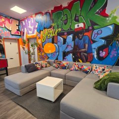 Offener Bereich mit Sitzmöglichkeiten, Billard, Kicker, Theke, Spiele und Basteln