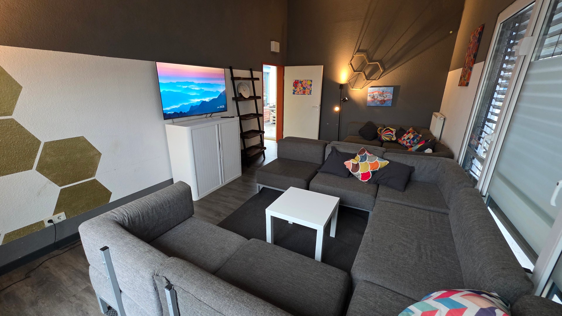 Chillraum mit Sitzecken, Fernseher, Playstation und Nintendo Switch