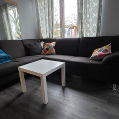 Multifunktionsraum mit Couch, Spiegel und Gaming PC