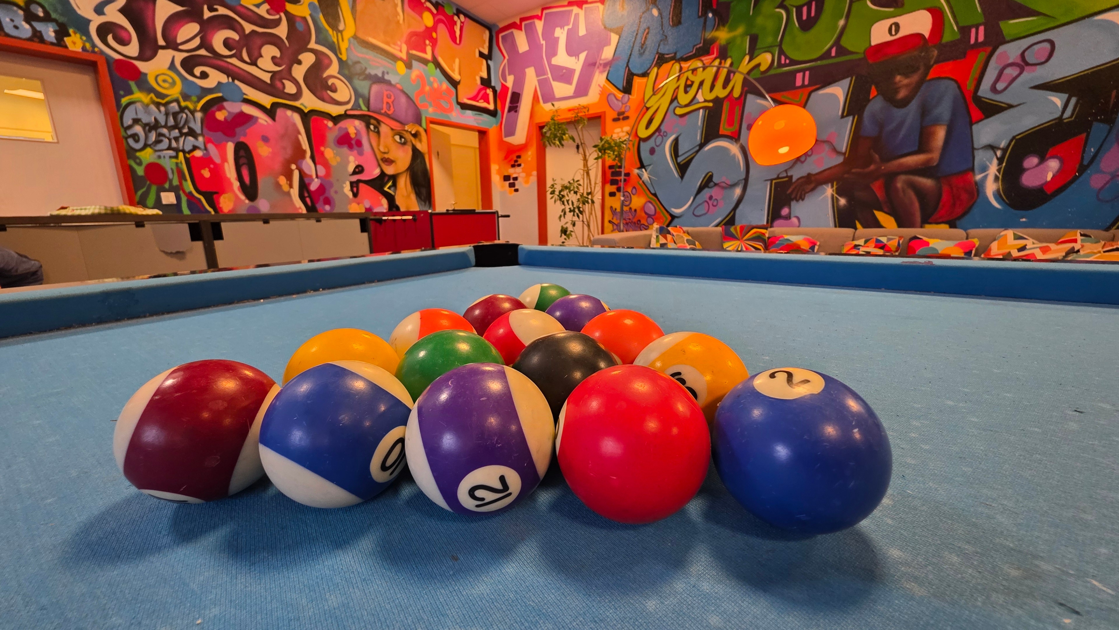 Billardtisch mit Billardkugeln