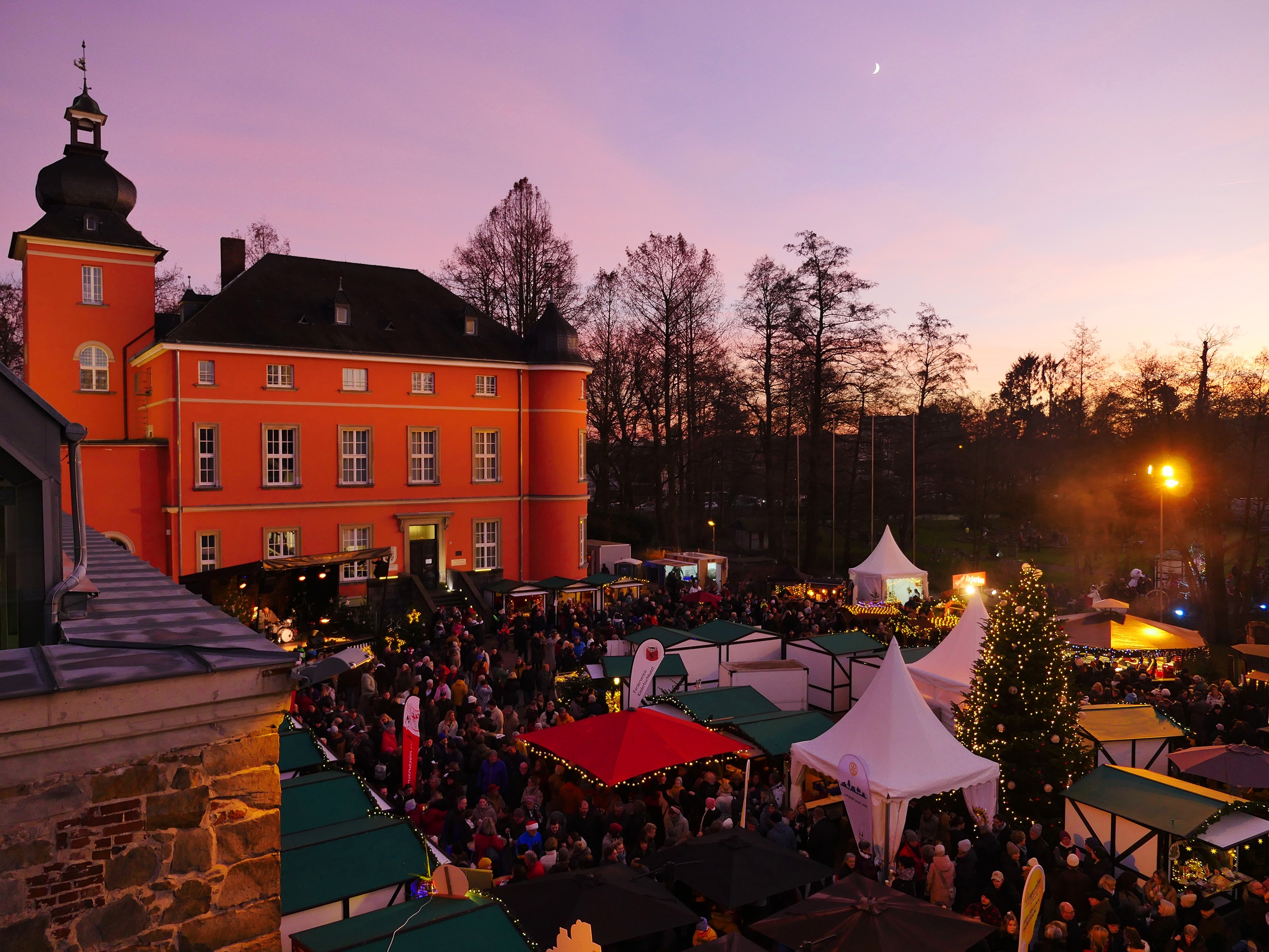 Sicht von oben auf den Weihnachtsmarkt auf Burg Wissem