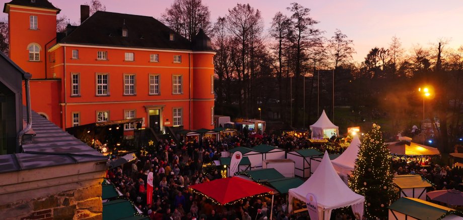 Weihnachtsmarkt Burg Wissem Sicht von oben auf den Weihnachtsmarkt auf Burg Wissem