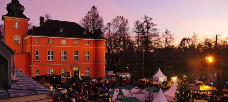 Sicht von oben auf den Weihnachtsmarkt auf Burg Wissem