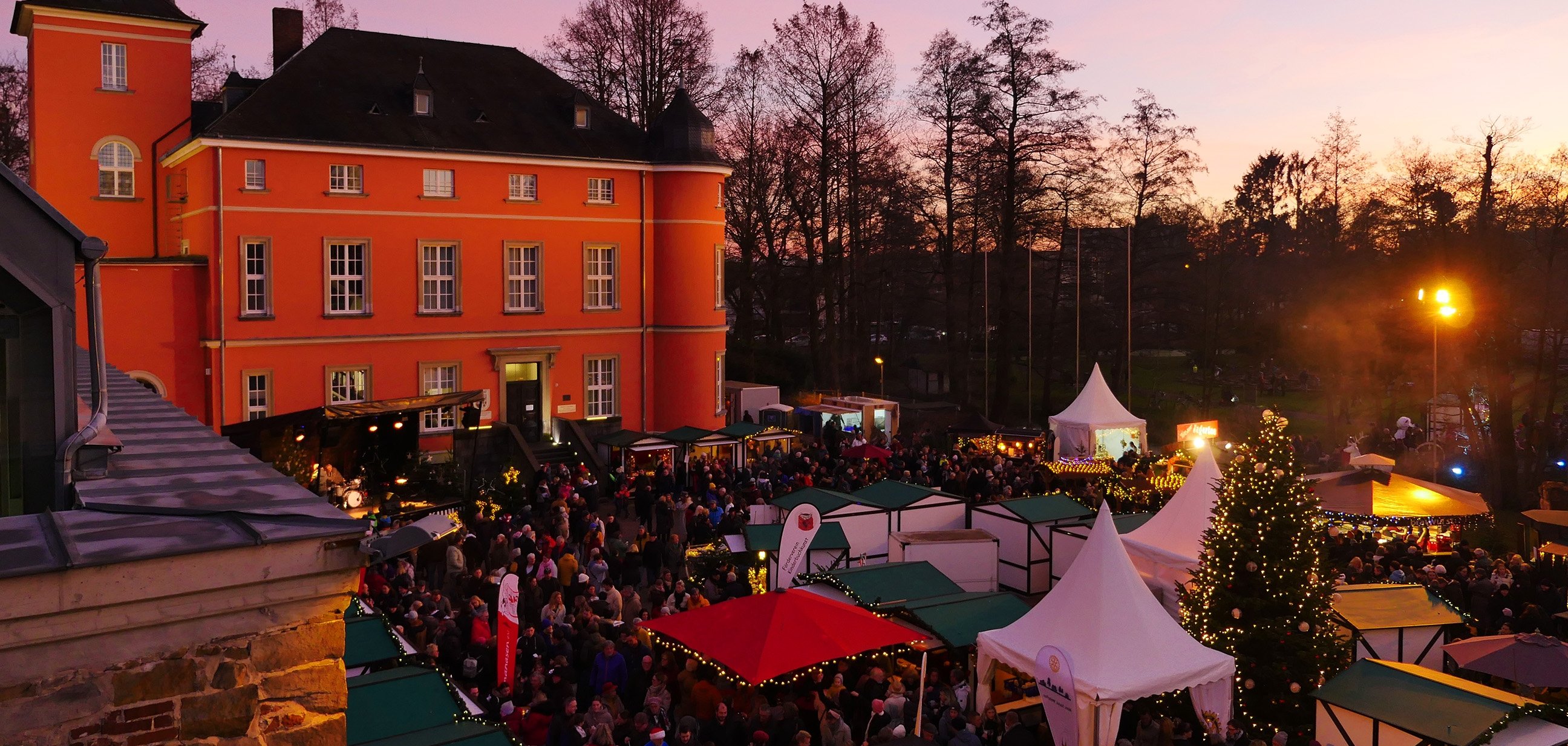 Sicht von oben auf den Weihnachtsmarkt auf Burg Wissem