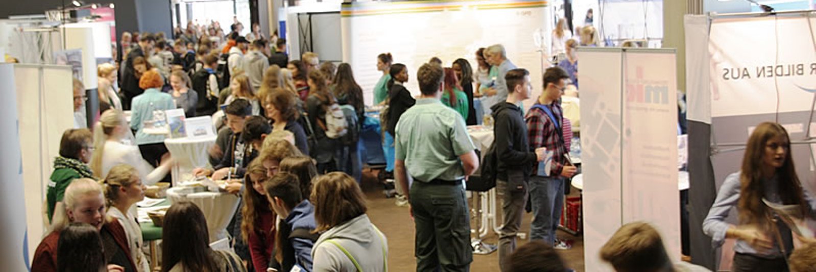 Junge Leute auf der Berufsstarterbörse in der Stadthalle Troisdorf
