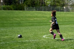 Kind spielt Fußball