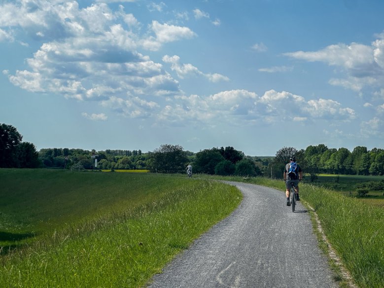 Radfahrer auf dem Siegdeich